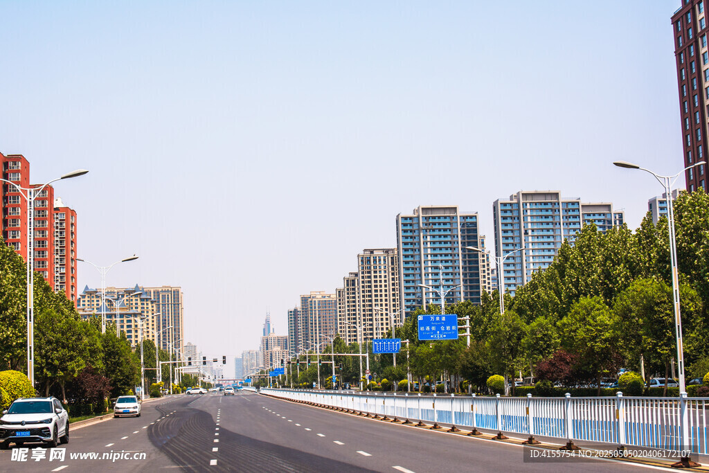 城市宽阔道路与林立高楼