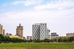 城市绿地旁的现代建筑景观