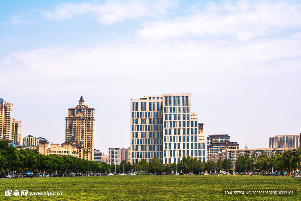城市绿地旁的现代建筑景观