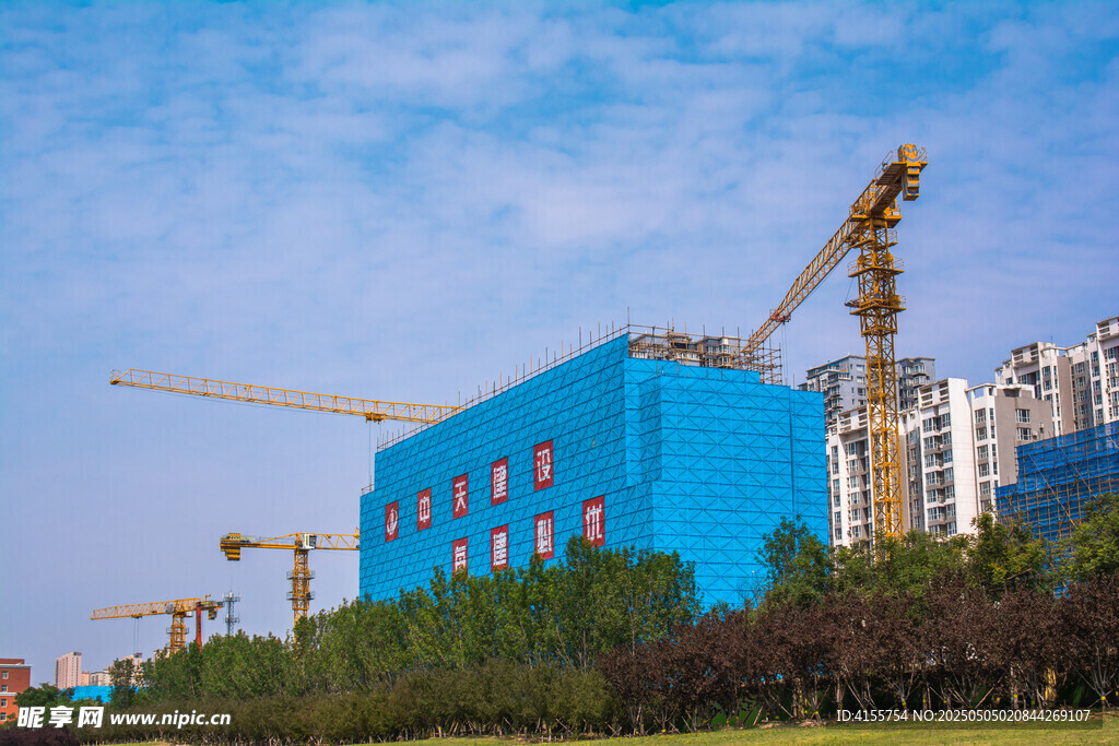 蓝色建筑旁的繁忙施工场景