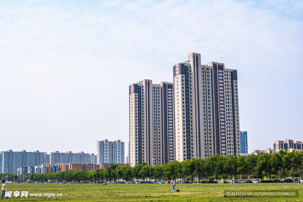 城市高楼与绿地景观