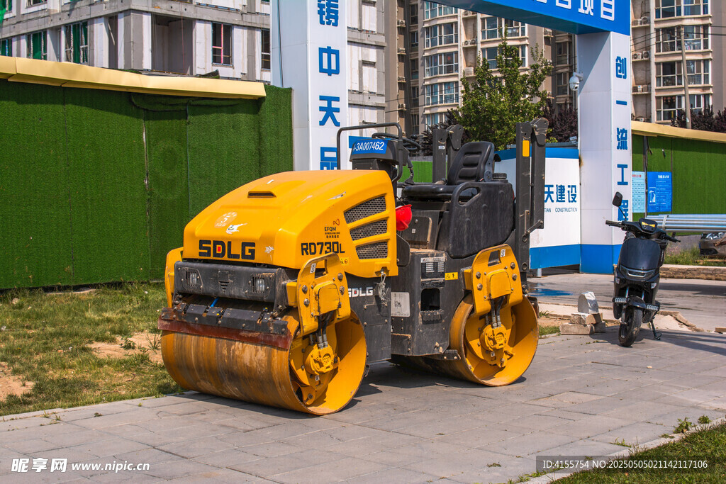 路面施工的黄色压路机