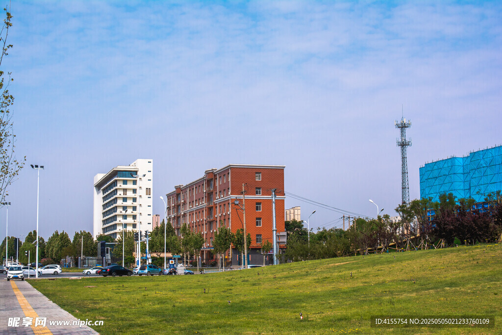 城市绿地旁的现代建筑群
