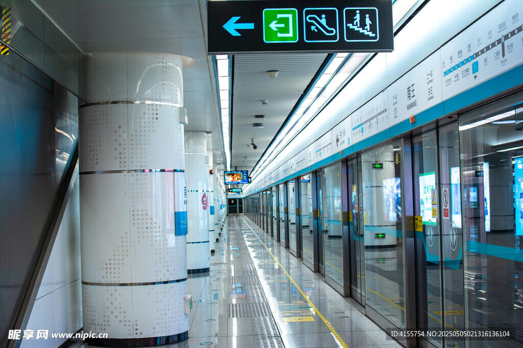 地铁站内空旷的候车区域