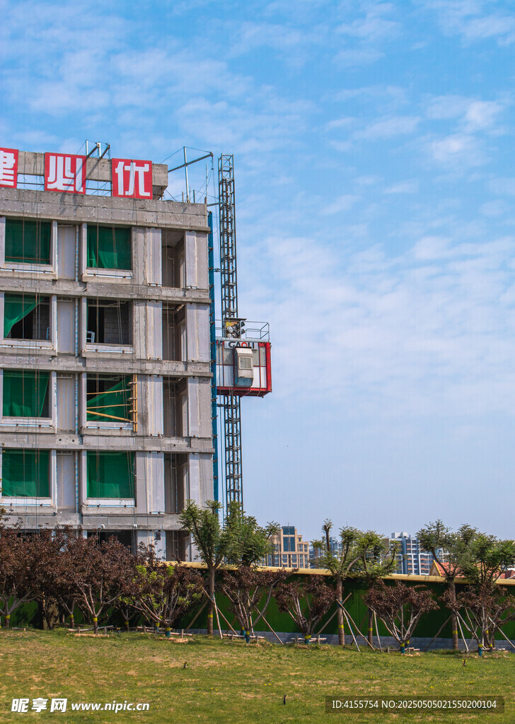 多层楼房外观及周边环境