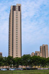 城市中的高耸现代住宅楼