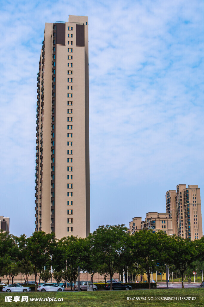 城市中的高耸现代住宅楼