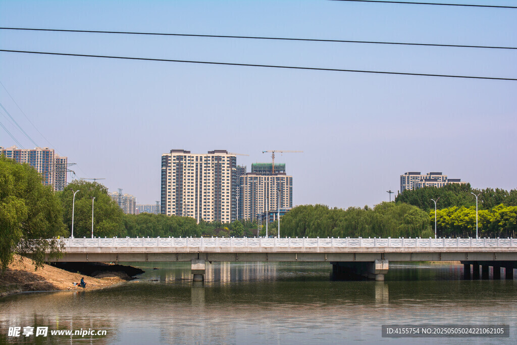 河畔桥梁与城市建筑景观