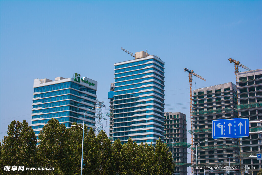 城市在建高楼与绿树景观