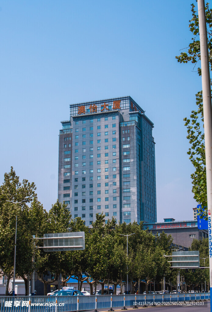 城市中矗立的现代化高楼