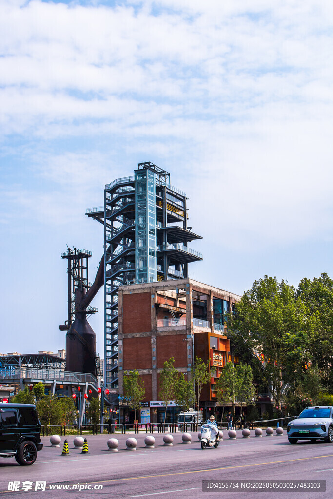 工业风建筑与城市街景