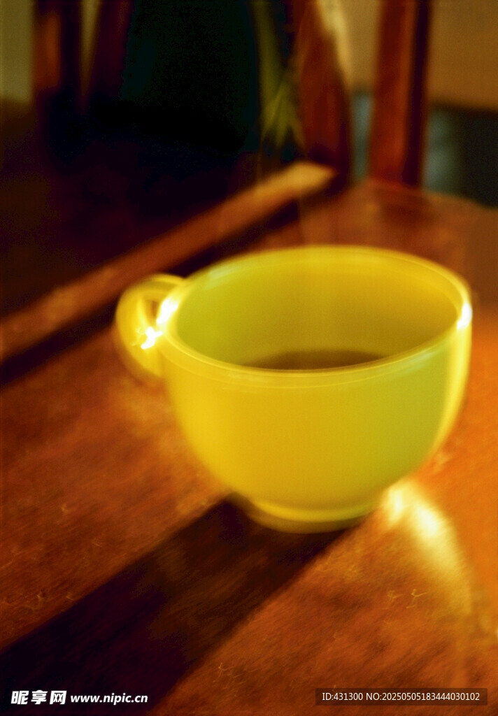 黄色茶杯中的热茶