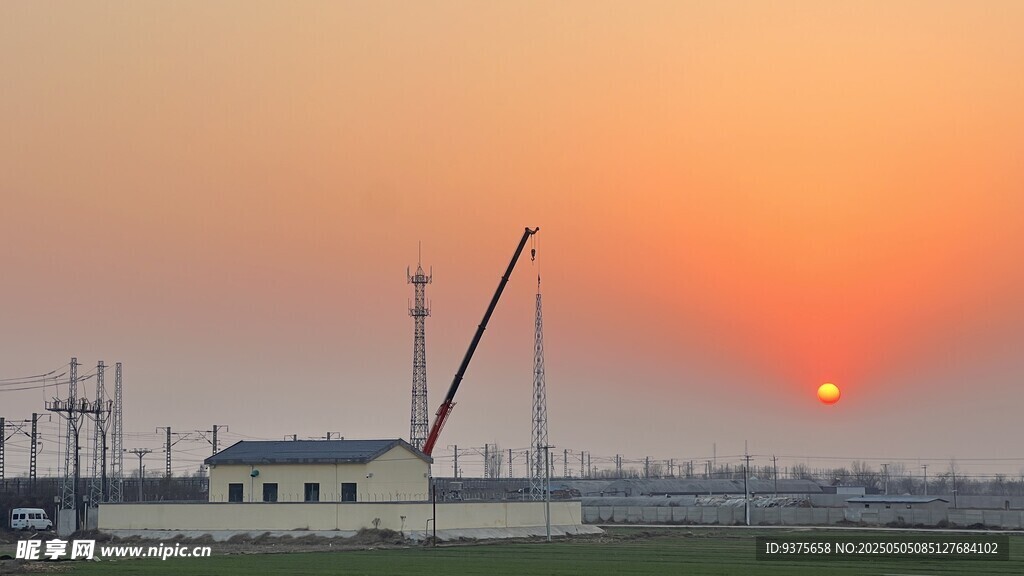 夕阳下的工业场景