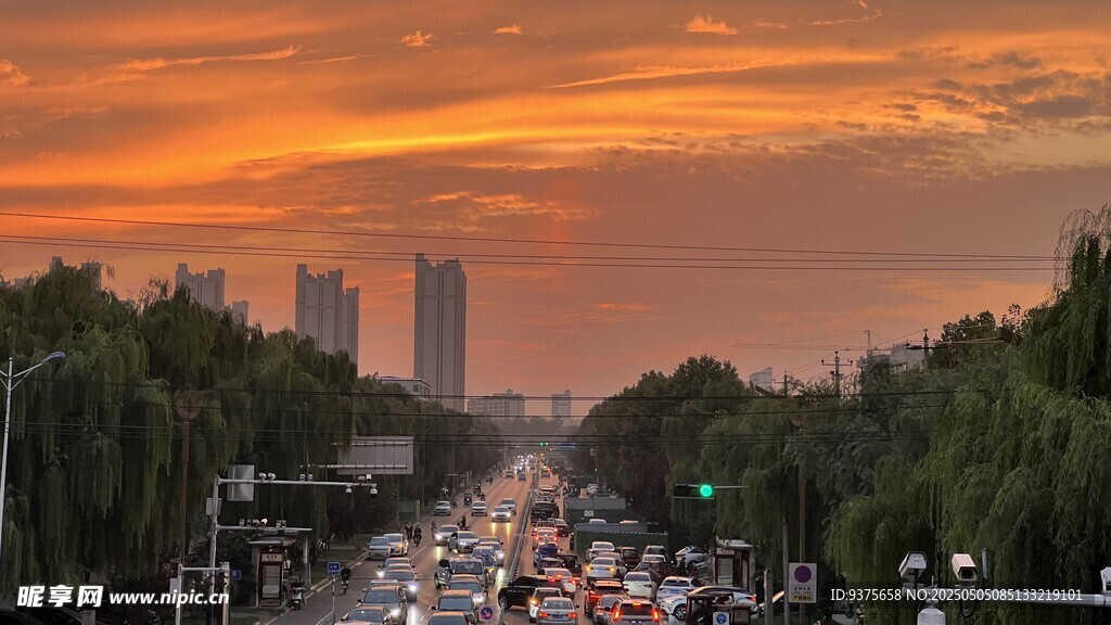 城市黄昏交通景象