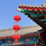 古建屋檐下的红灯笼