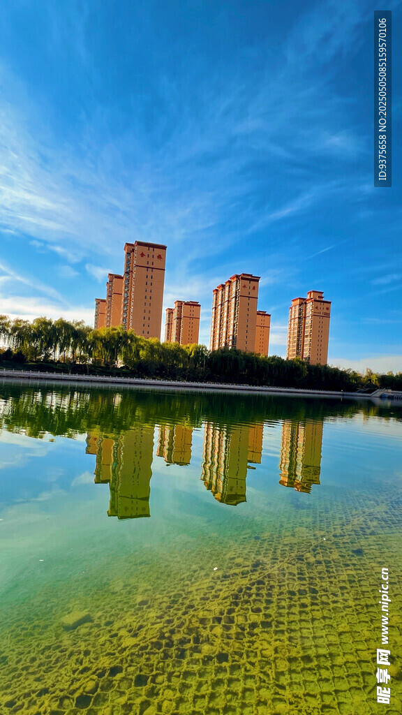 湖畔高楼倒影美景如画