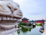 石兽旁的中式古典园林景致