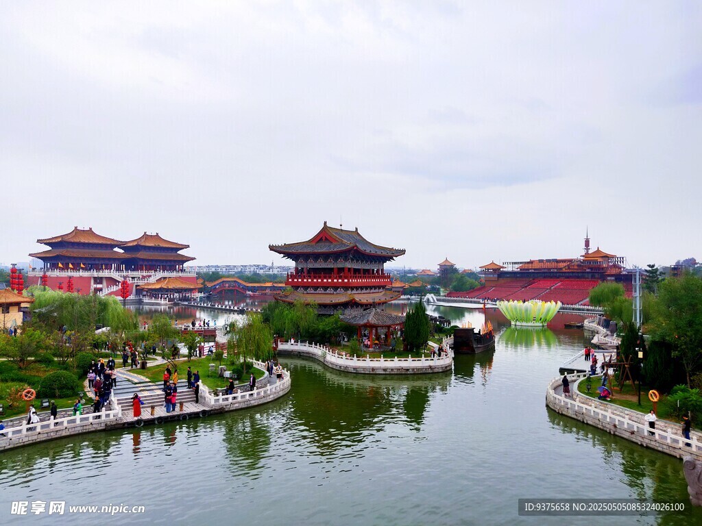 古风园林水景中式建筑群