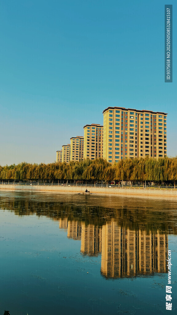 湖畔高楼倒影美景如画