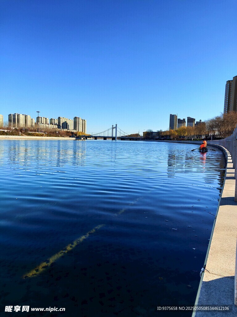 城市湖畔美景