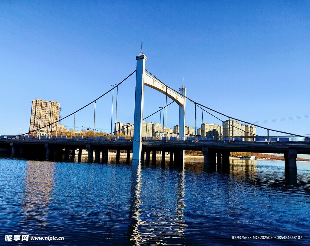 城市桥梁横跨平静水面