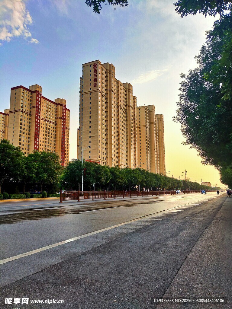 夕阳下的城市道路与高楼