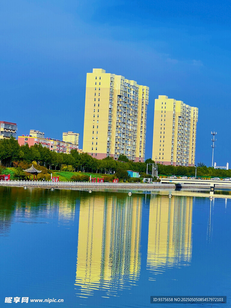 湖畔高楼倒影美景