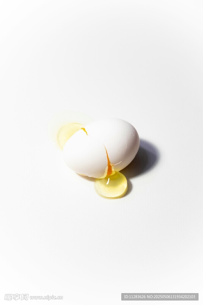 破裂鸡蛋露出金黄蛋液