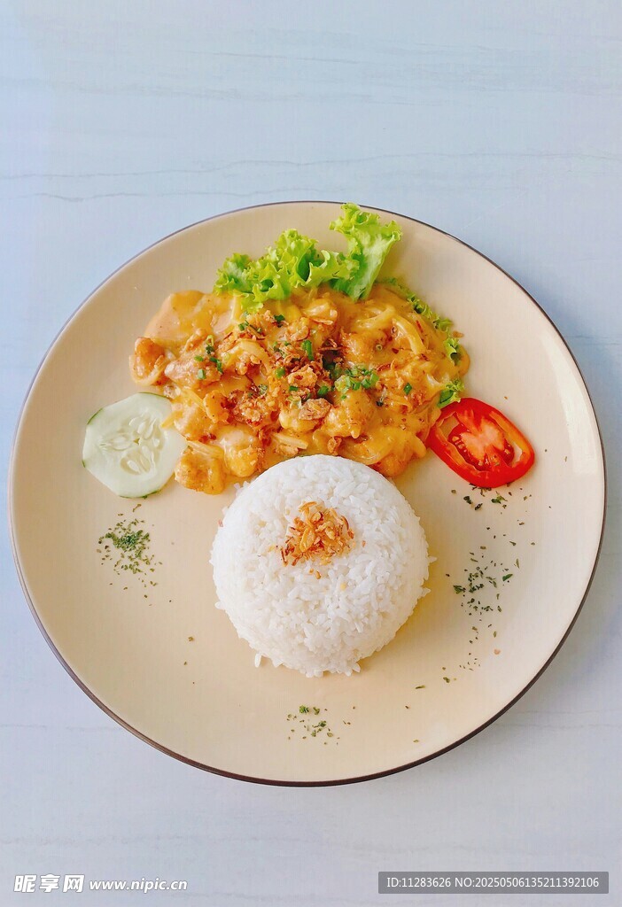 虾仁盖饭配米饭与配菜