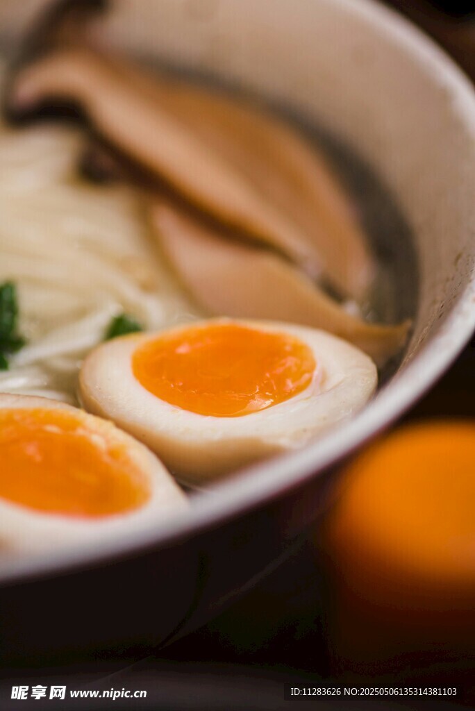 美味溏心蛋拉面特写