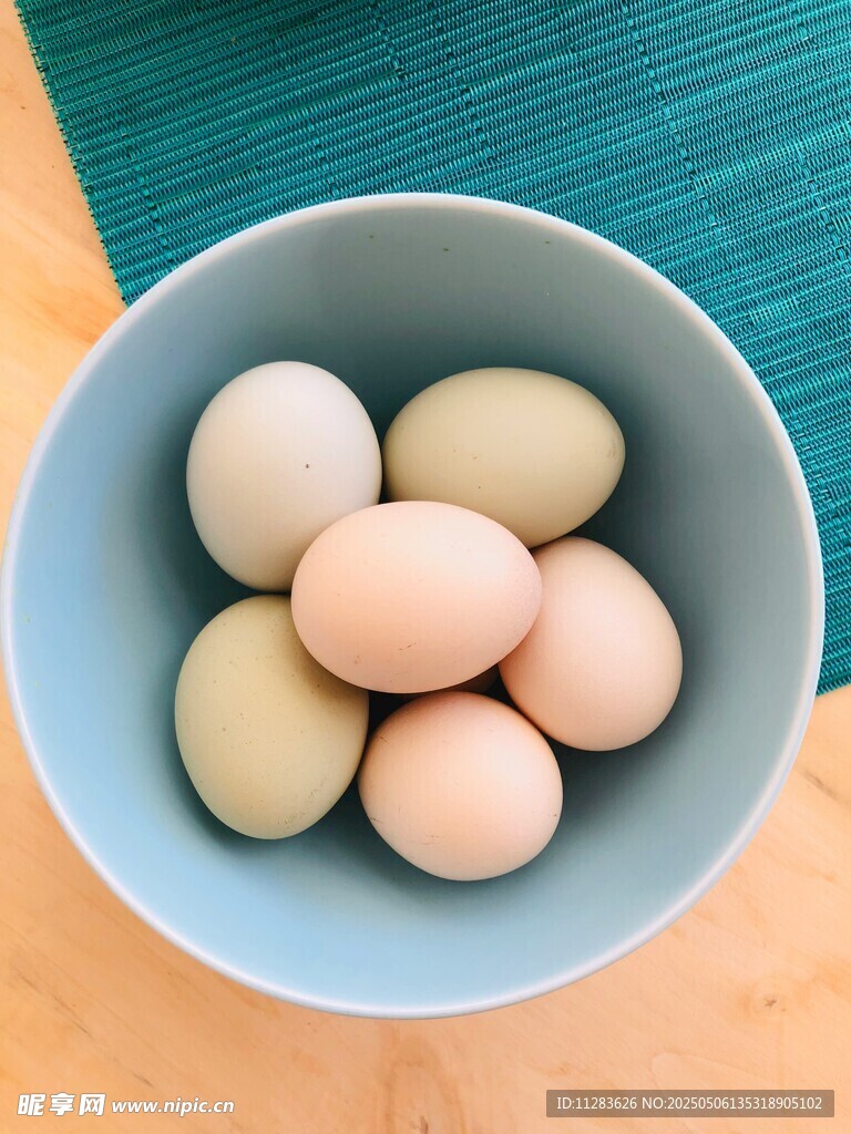 碗中多彩鸡蛋