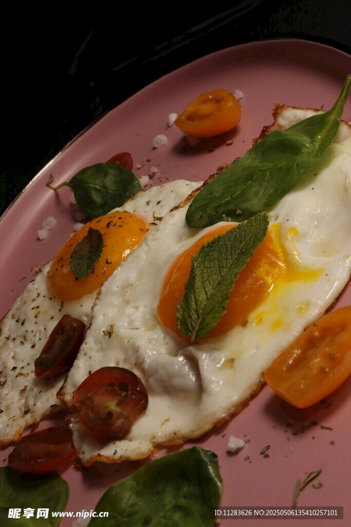 美味煎蛋配蔬菜早餐