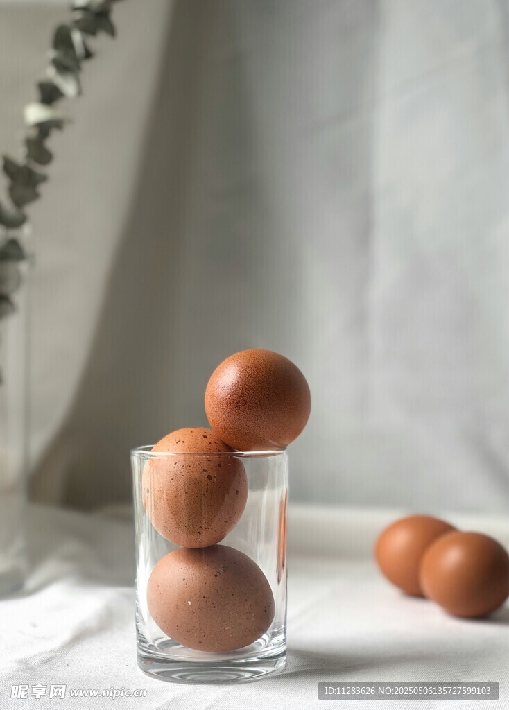 玻璃杯中的棕色鸡蛋