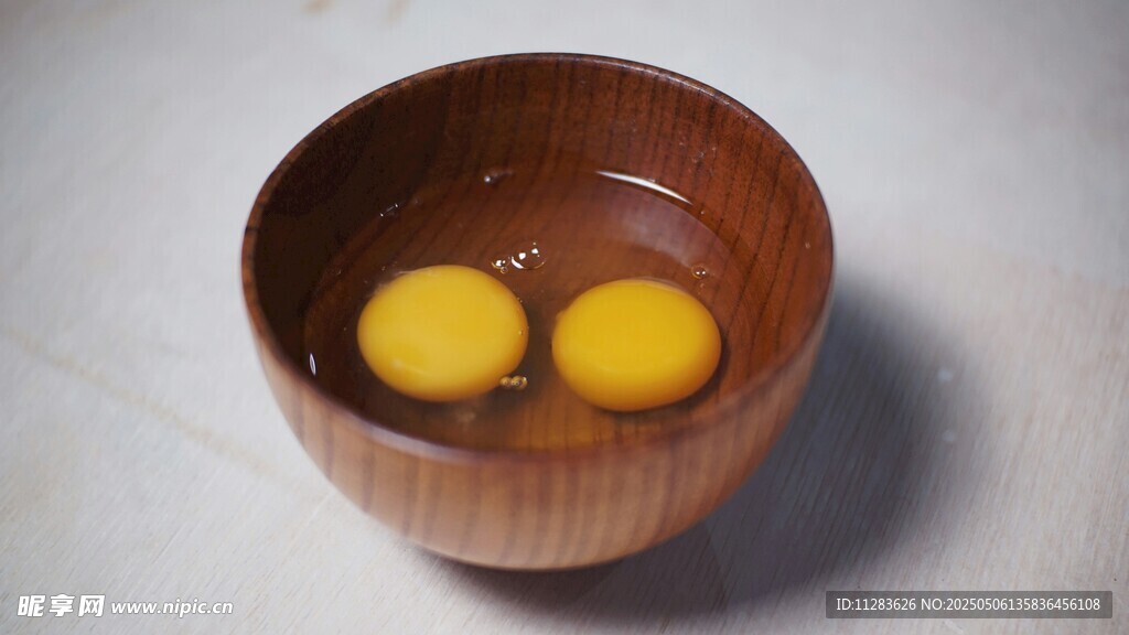 碗中双蛋黄鸡蛋特写