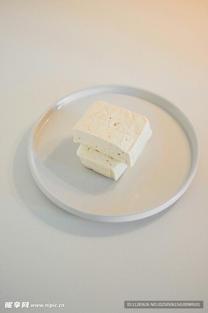 简约风盘中的美味糕点