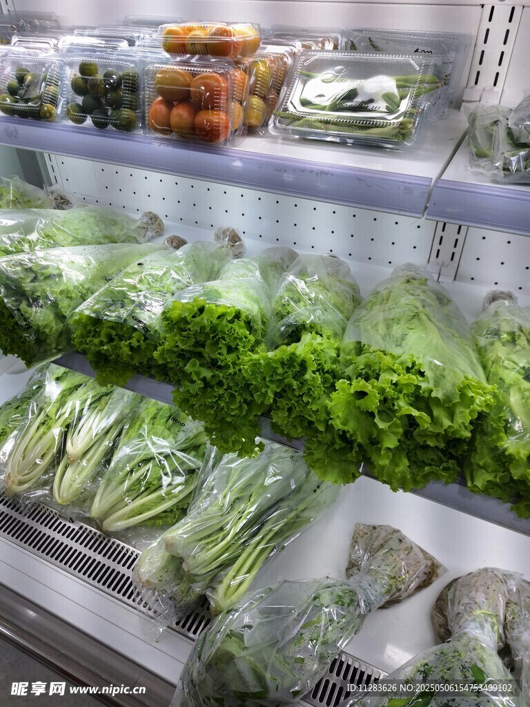 新鲜多样蔬菜陈列展示