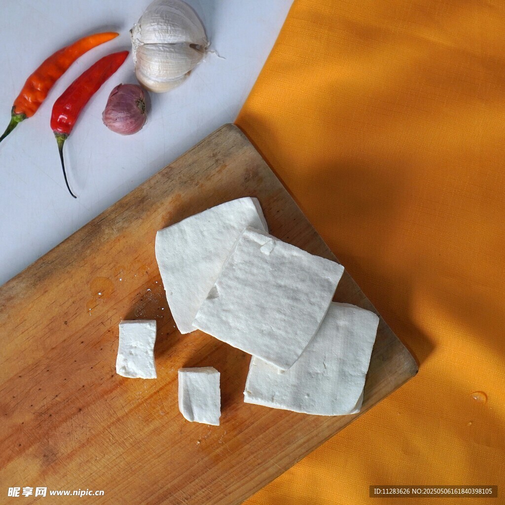 木制砧板上的豆腐与佐料