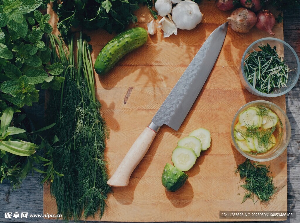 砧板上的刀具与新鲜蔬菜