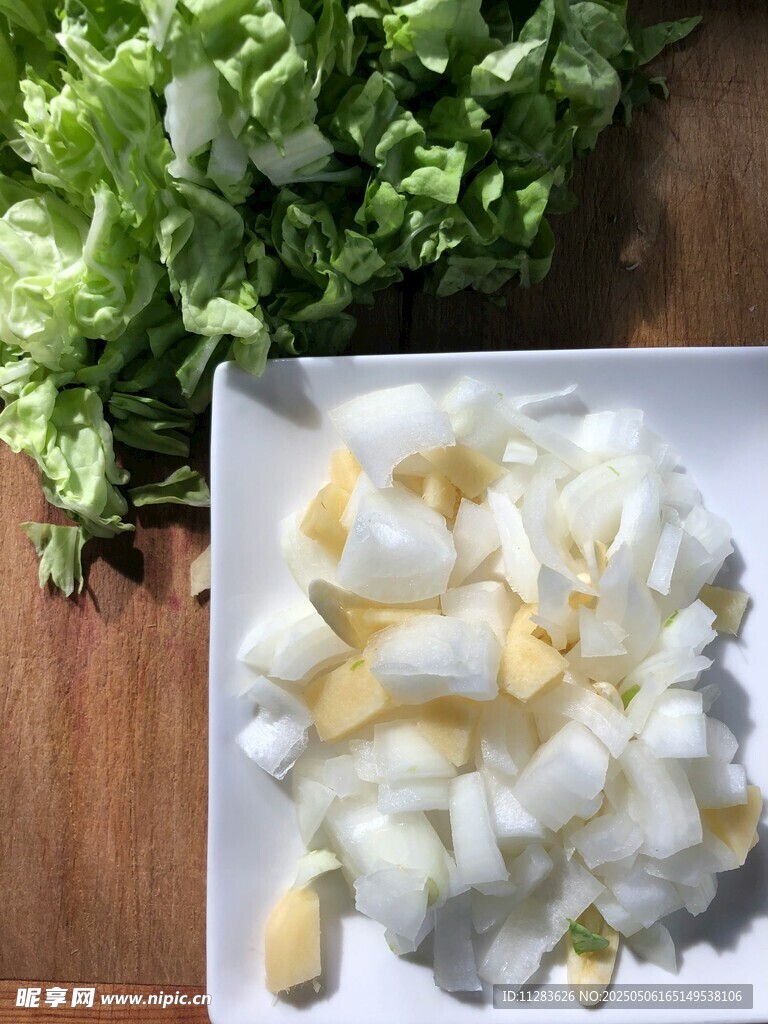 生菜旁的鸡蛋碎拼盘