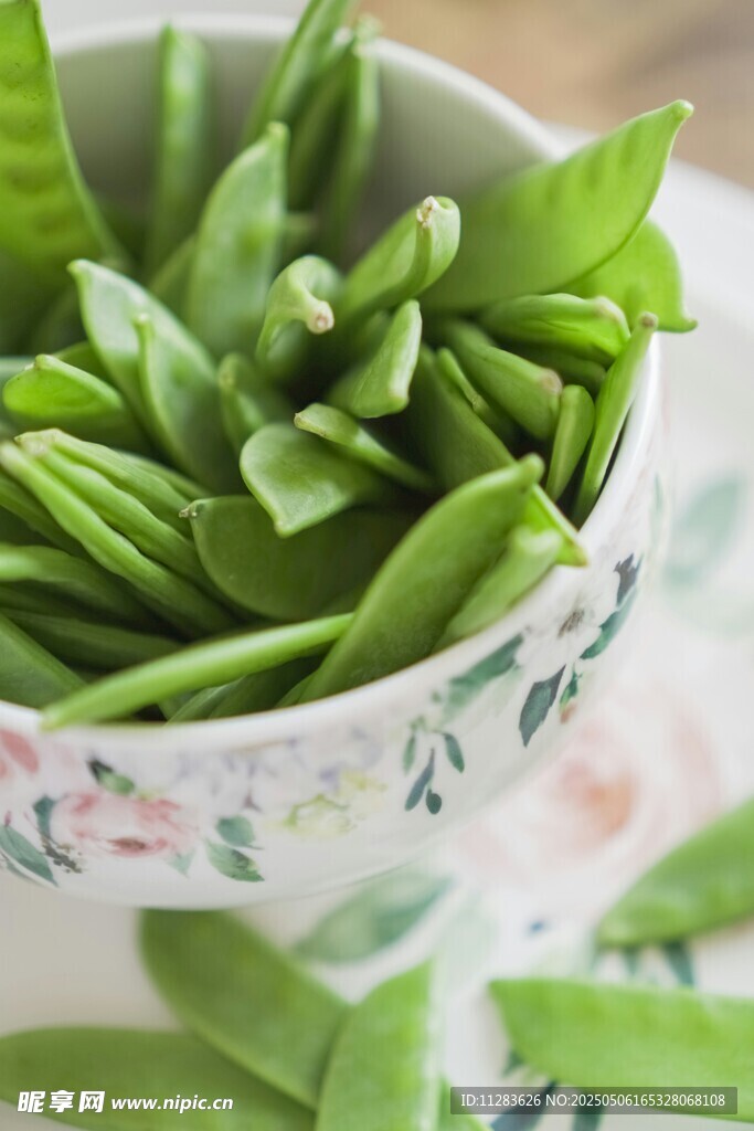碗中鲜嫩的翠绿豌豆荚
