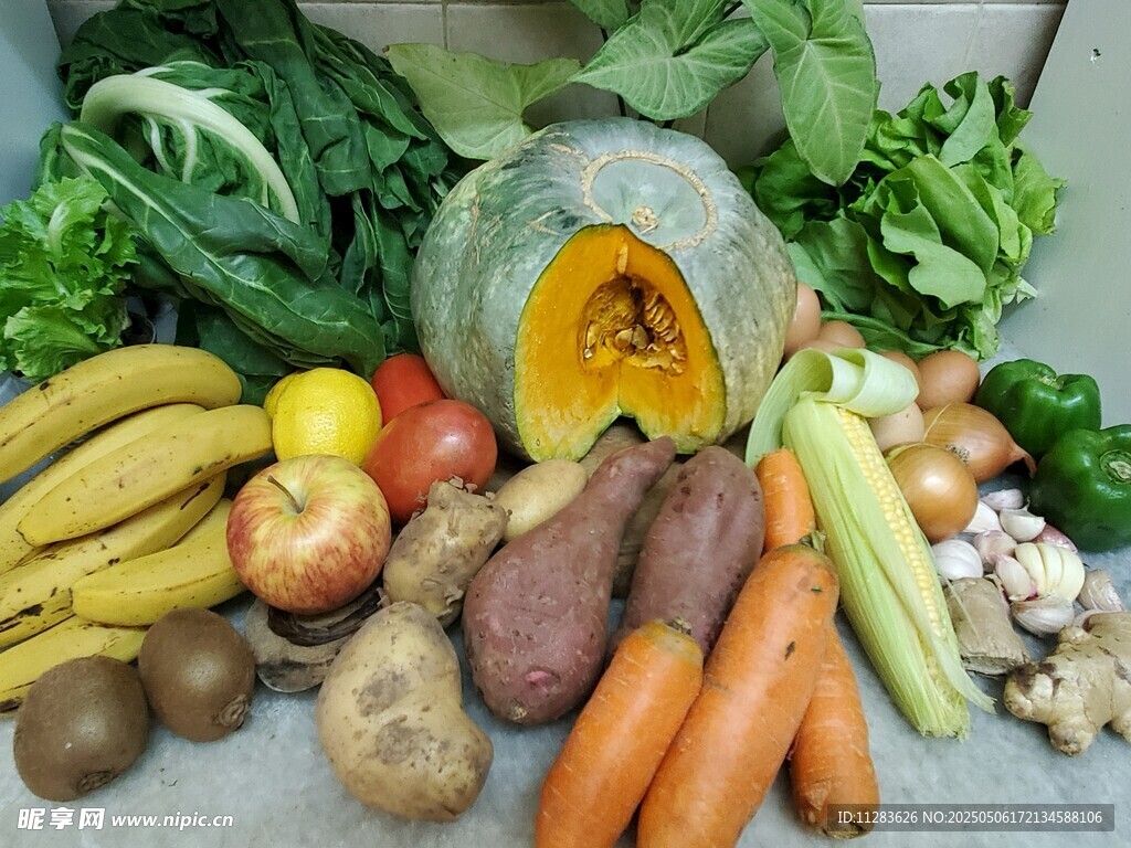 多样新鲜蔬菜与水果集合