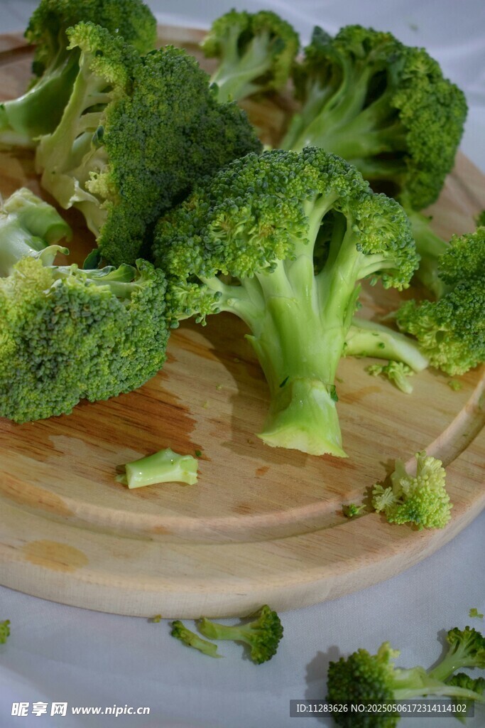 砧板上的新鲜西兰花