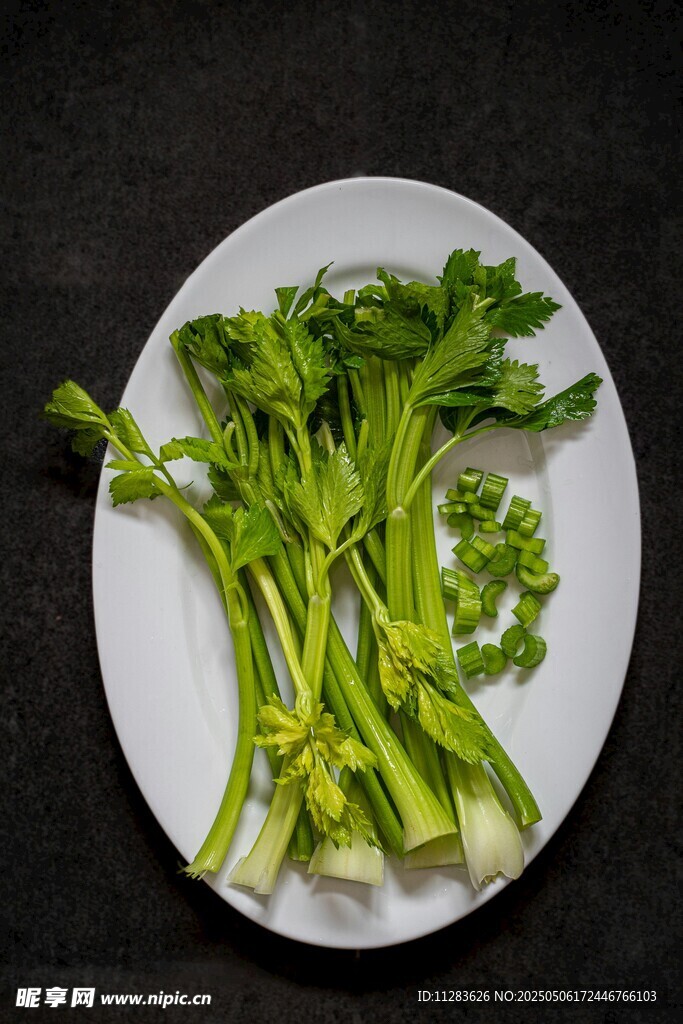 盘中鲜嫩芹菜