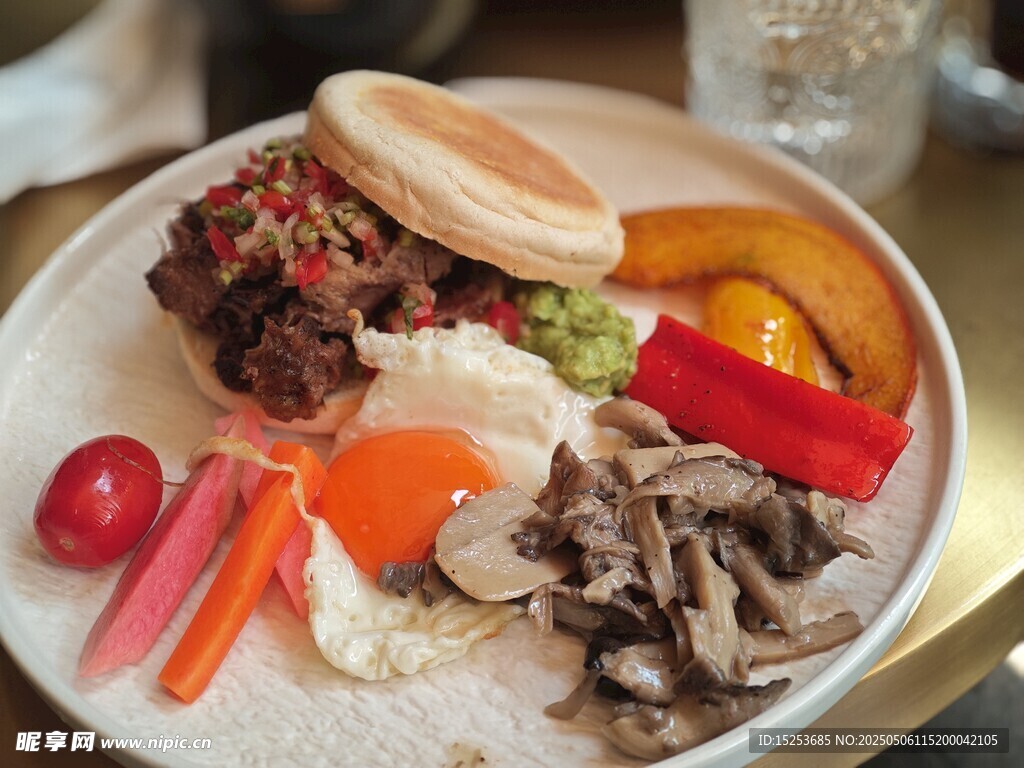 丰盛美味的韩式早餐拼盘