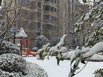 雪后小区里的儿童游乐区