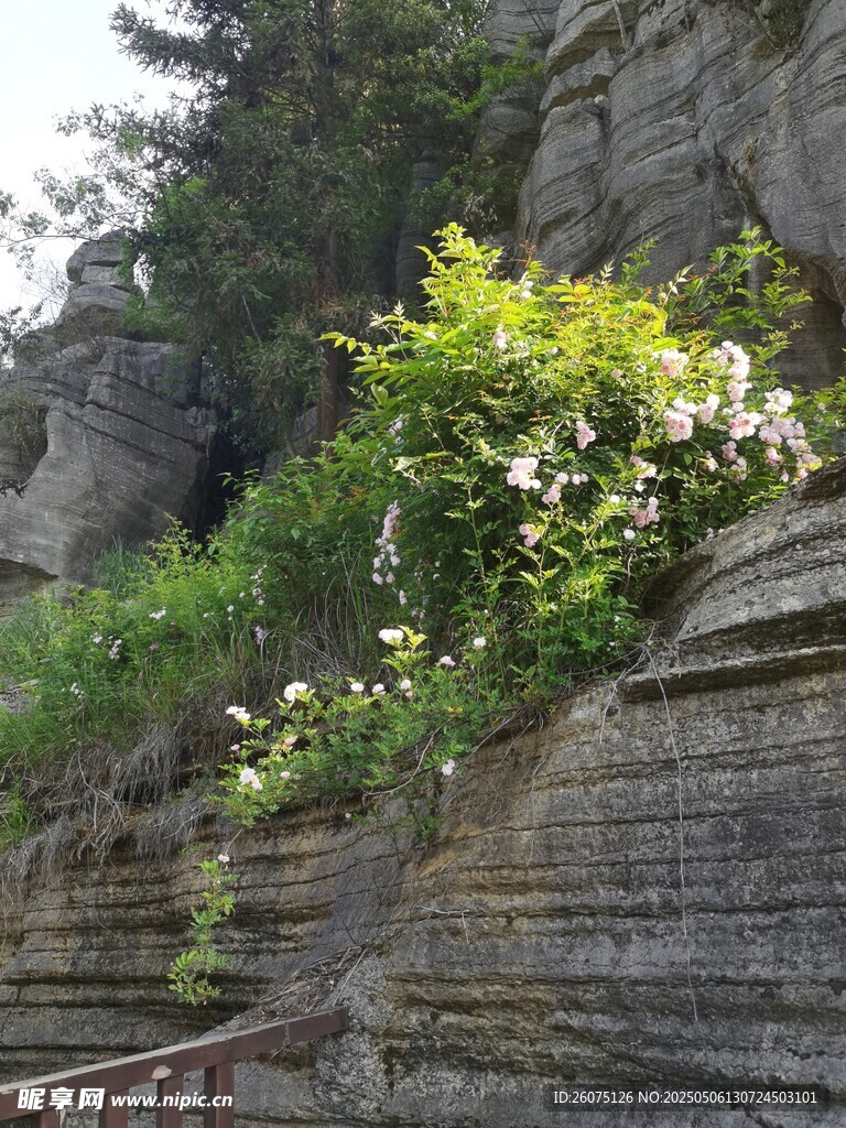 山间峭壁