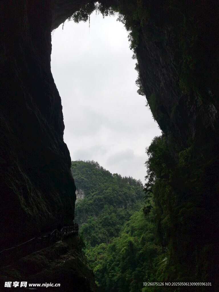 山洞
