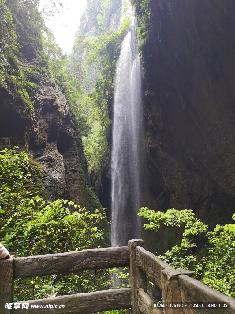 山间瀑布