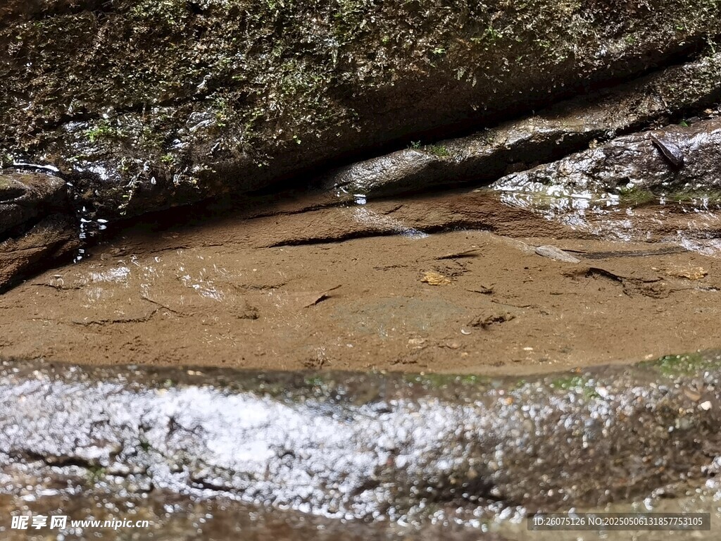 石缝积水