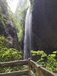 山间瀑布